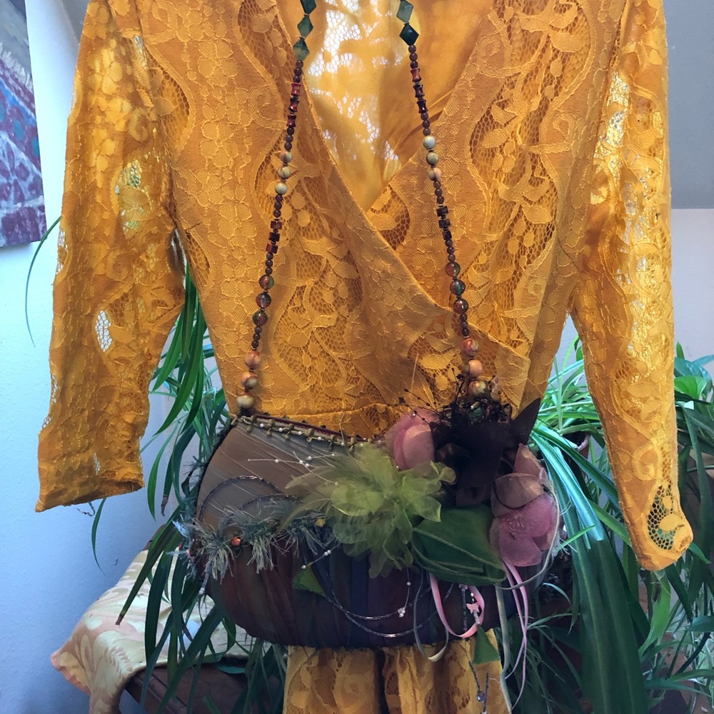 Size Large STUNNING YELLOW/GOLD LACE DRESS NWOT - Picture 5 of 5